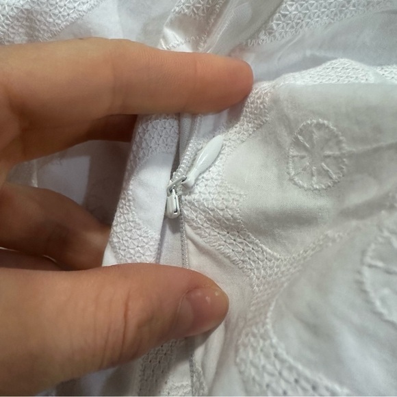 Madewell Darted V-Neck Top in Floral eyelet white - Picture 7 of 7